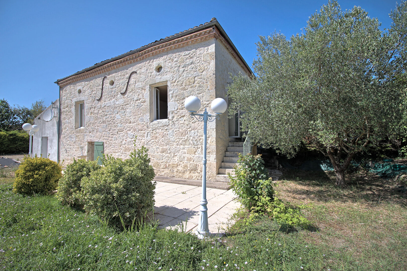 Située à 14 km d'AGEN - Maison de charme en pierre avec vue panoramique