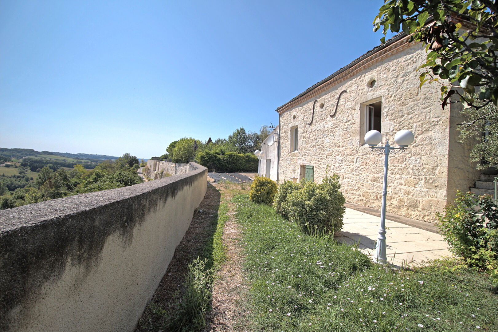 Située à 14 km d'AGEN - Maison de charme en pierre avec vue panoramique
