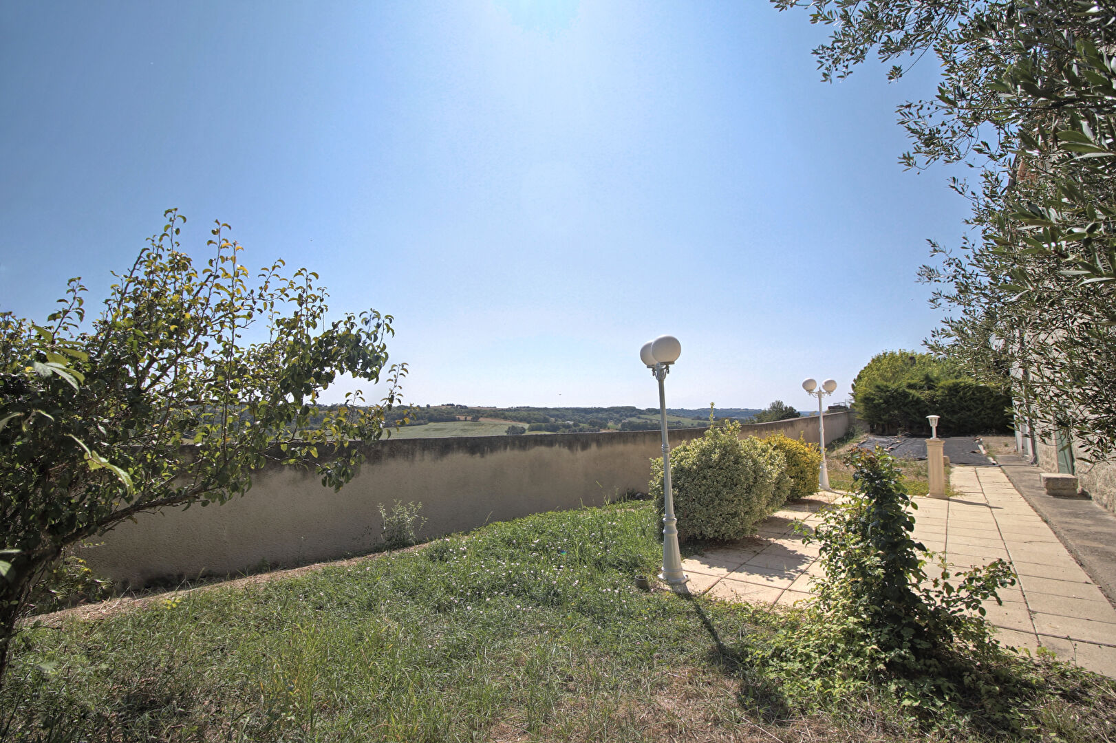 Située à 14 km d'AGEN - Maison de charme en pierre avec vue panoramique
