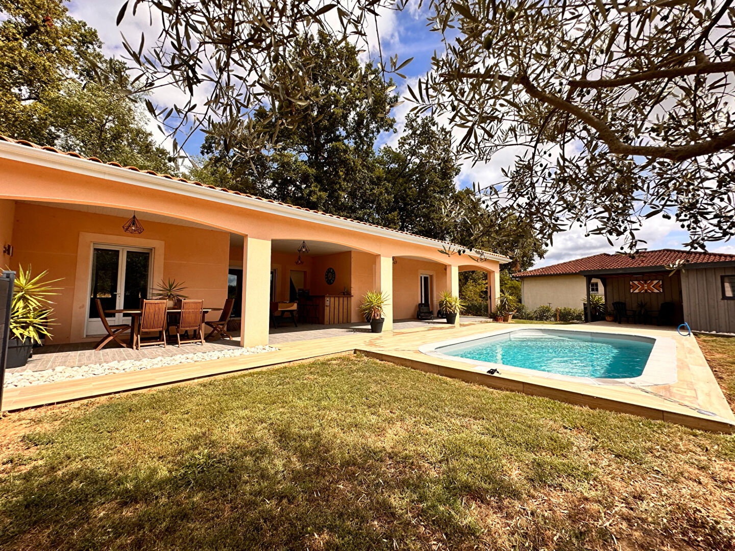 FOULAYRONNES - Maison de plain-pied avec 3 chambres, piscine et double garage sur un terrain de plus de 1500m²