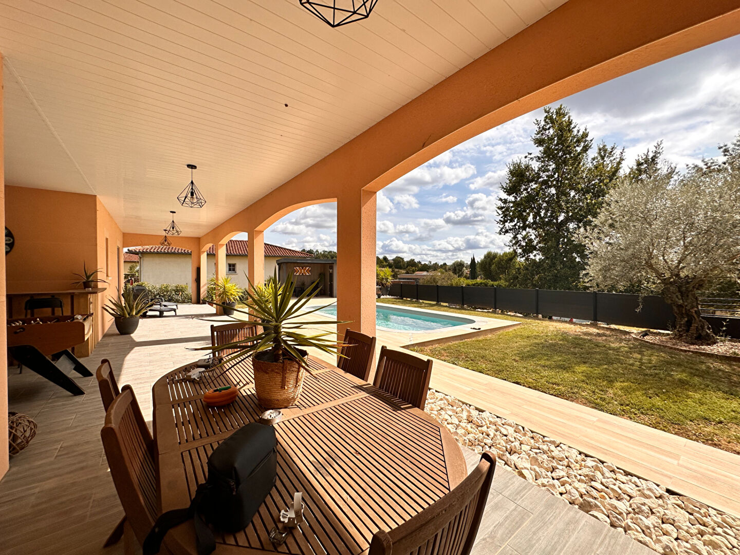 FOULAYRONNES - Maison de plain-pied avec 3 chambres, piscine et double garage sur un terrain de plus de 1500m²