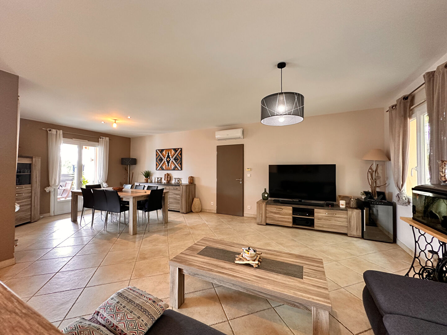 FOULAYRONNES - Maison de plain-pied avec 3 chambres, piscine et double garage sur un terrain de plus de 1500m²