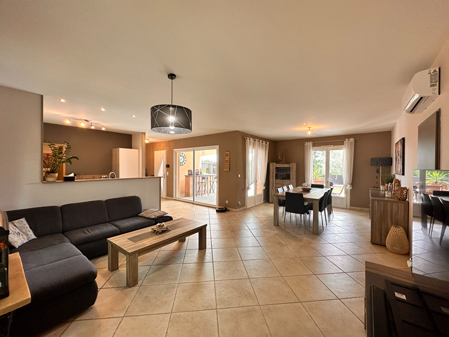 FOULAYRONNES - Maison de plain-pied avec 3 chambres, piscine et double garage sur un terrain de plus de 1500m²