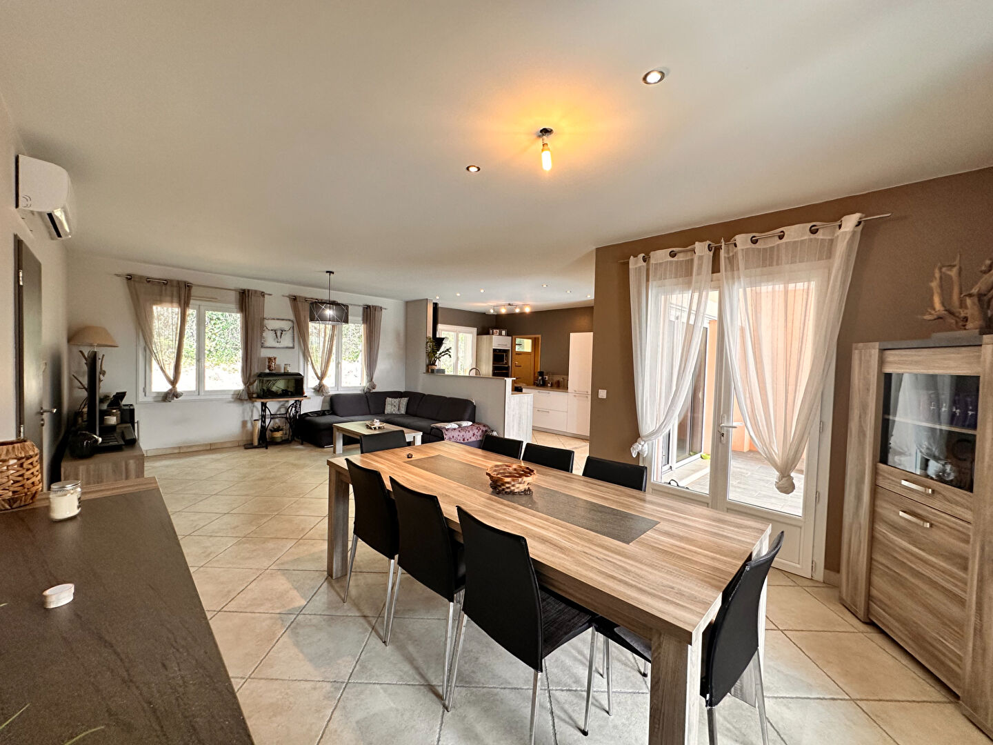 FOULAYRONNES - Maison de plain-pied avec 3 chambres, piscine et double garage sur un terrain de plus de 1500m²