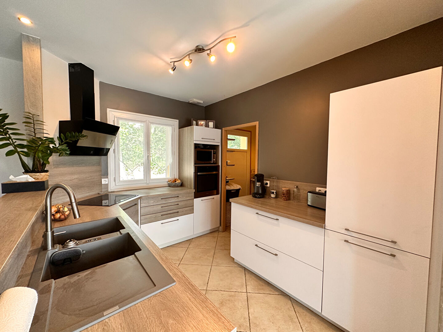 FOULAYRONNES - Maison de plain-pied avec 3 chambres, piscine et double garage sur un terrain de plus de 1500m²