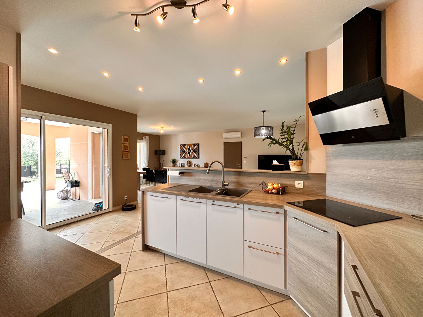 FOULAYRONNES - Maison de plain-pied avec 3 chambres, piscine et double garage sur un terrain de plus de 1500m²
