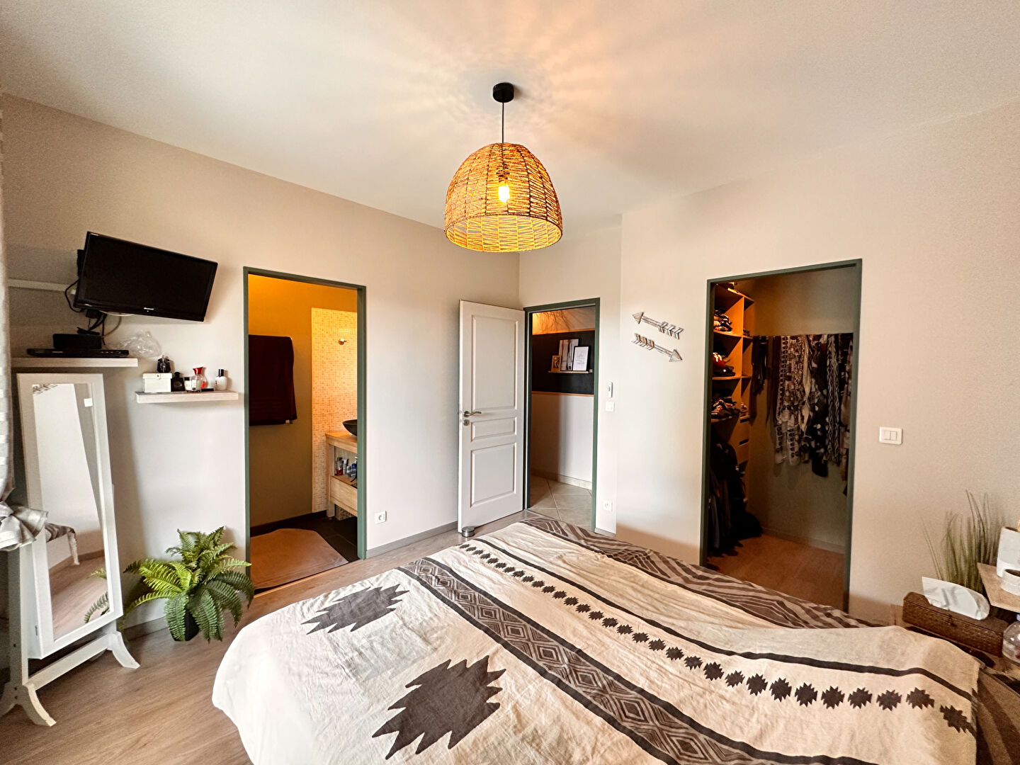 FOULAYRONNES - Maison de plain-pied avec 3 chambres, piscine et double garage sur un terrain de plus de 1500m²