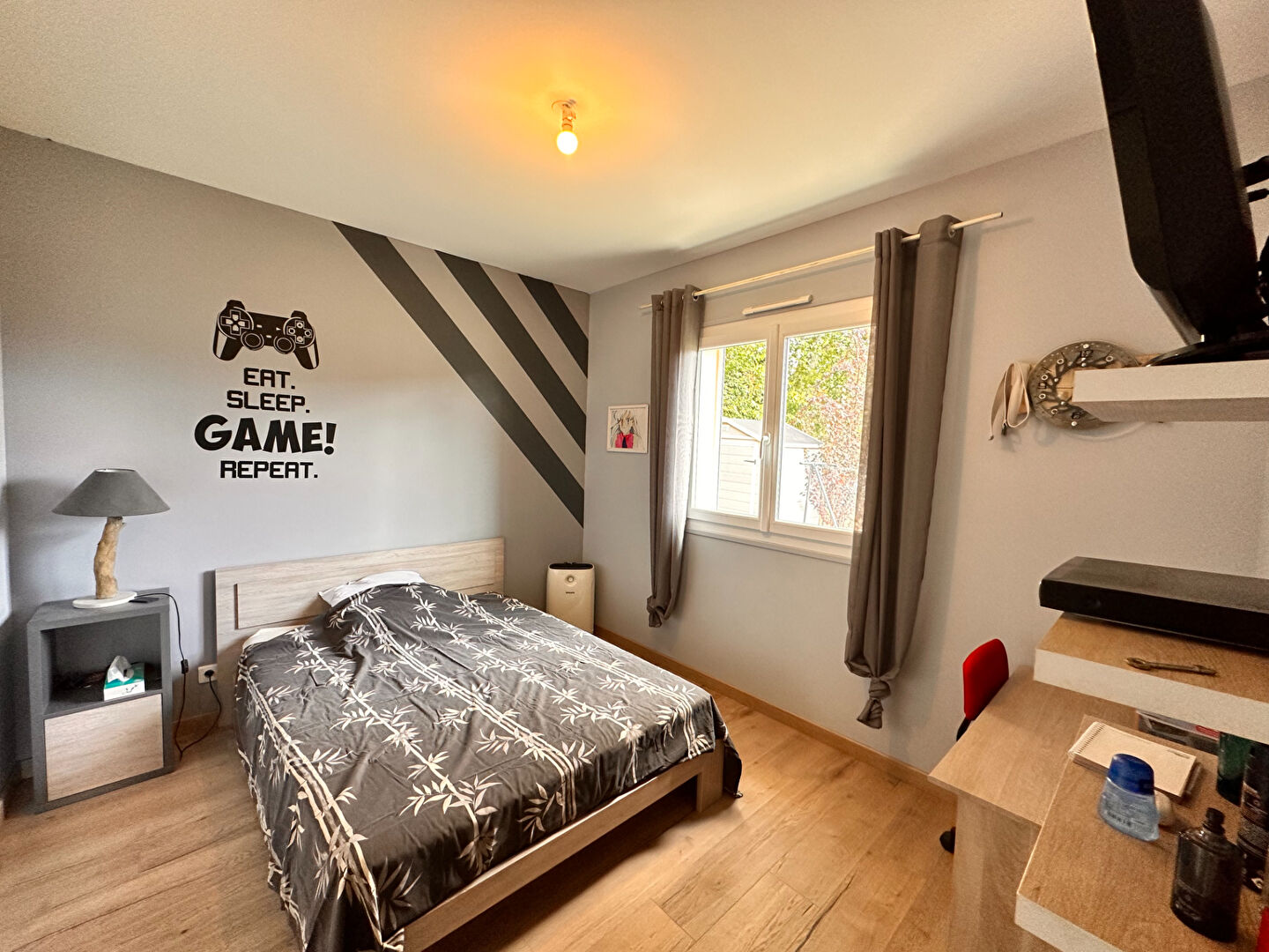 FOULAYRONNES - Maison de plain-pied avec 3 chambres, piscine et double garage sur un terrain de plus de 1500m²