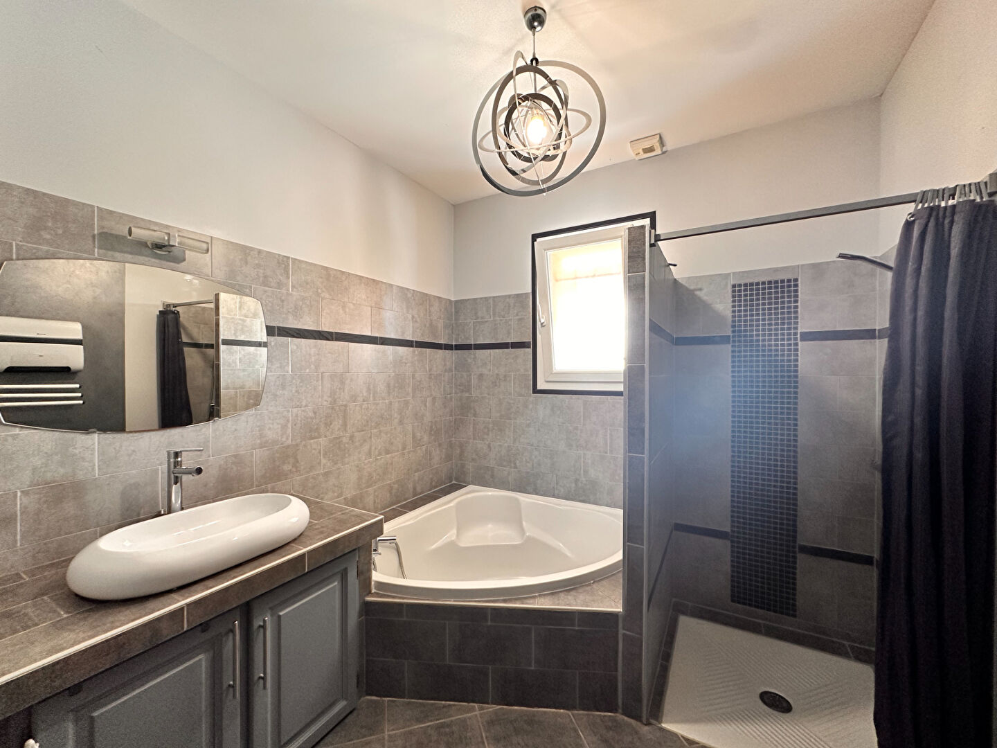 FOULAYRONNES - Maison de plain-pied avec 3 chambres, piscine et double garage sur un terrain de plus de 1500m²