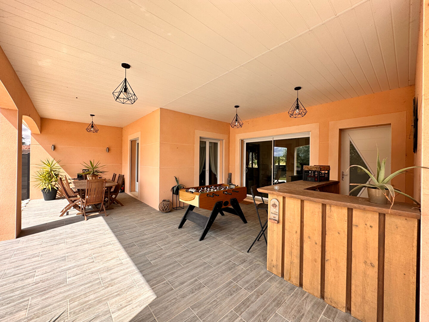 FOULAYRONNES - Maison de plain-pied avec 3 chambres, piscine et double garage sur un terrain de plus de 1500m²