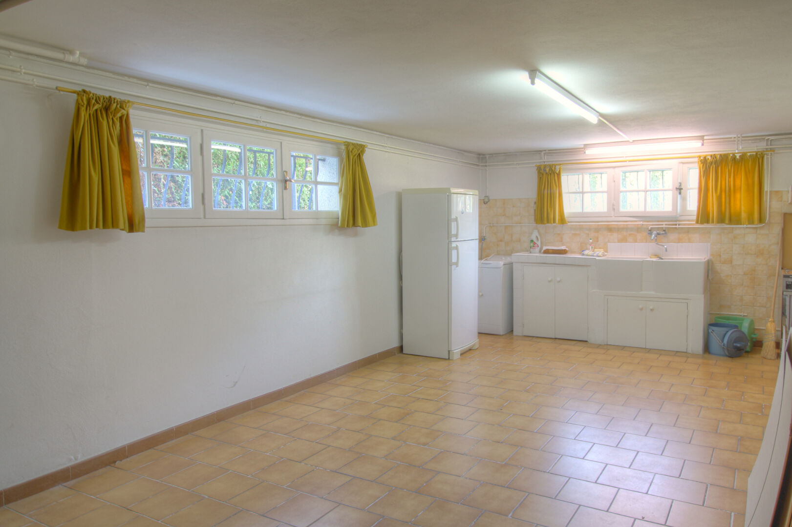 LE PASSAGE - Maison lumineuse de 6 pièces avec 3 chambres, grand sous-sol et jardin autour quartier calme et résidentielle situé proche de la passerelle..