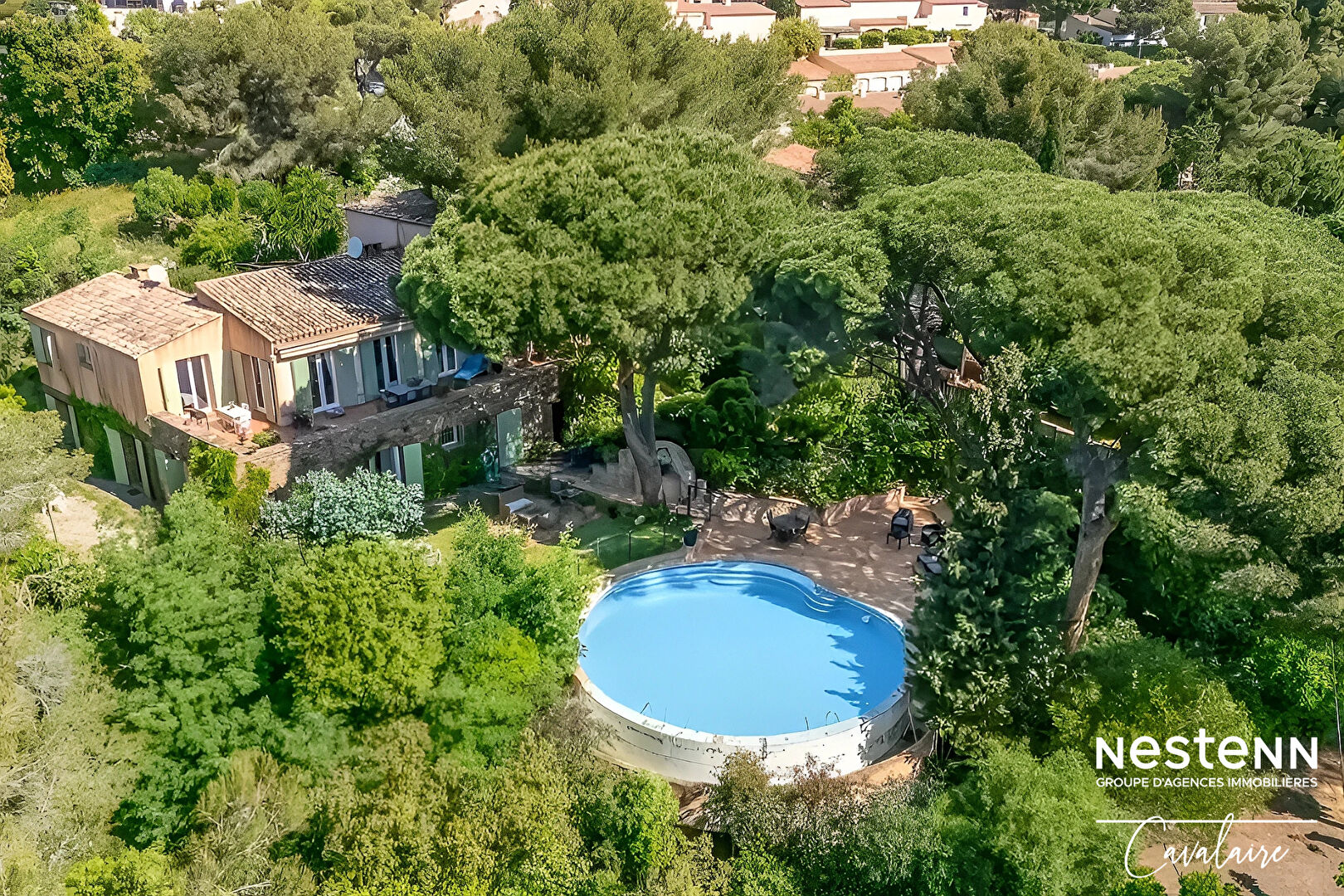 Villa Provençale avec piscine à débordement, dépendances et aperçu mer à Cavalaire-sur-Mer !