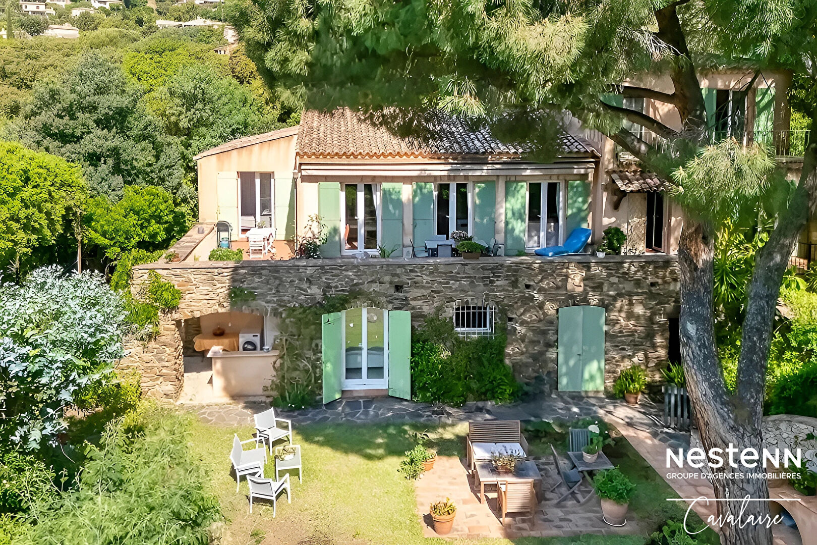 Villa Provençale avec piscine à débordement, dépendances et aperçu mer à Cavalaire-sur-Mer !