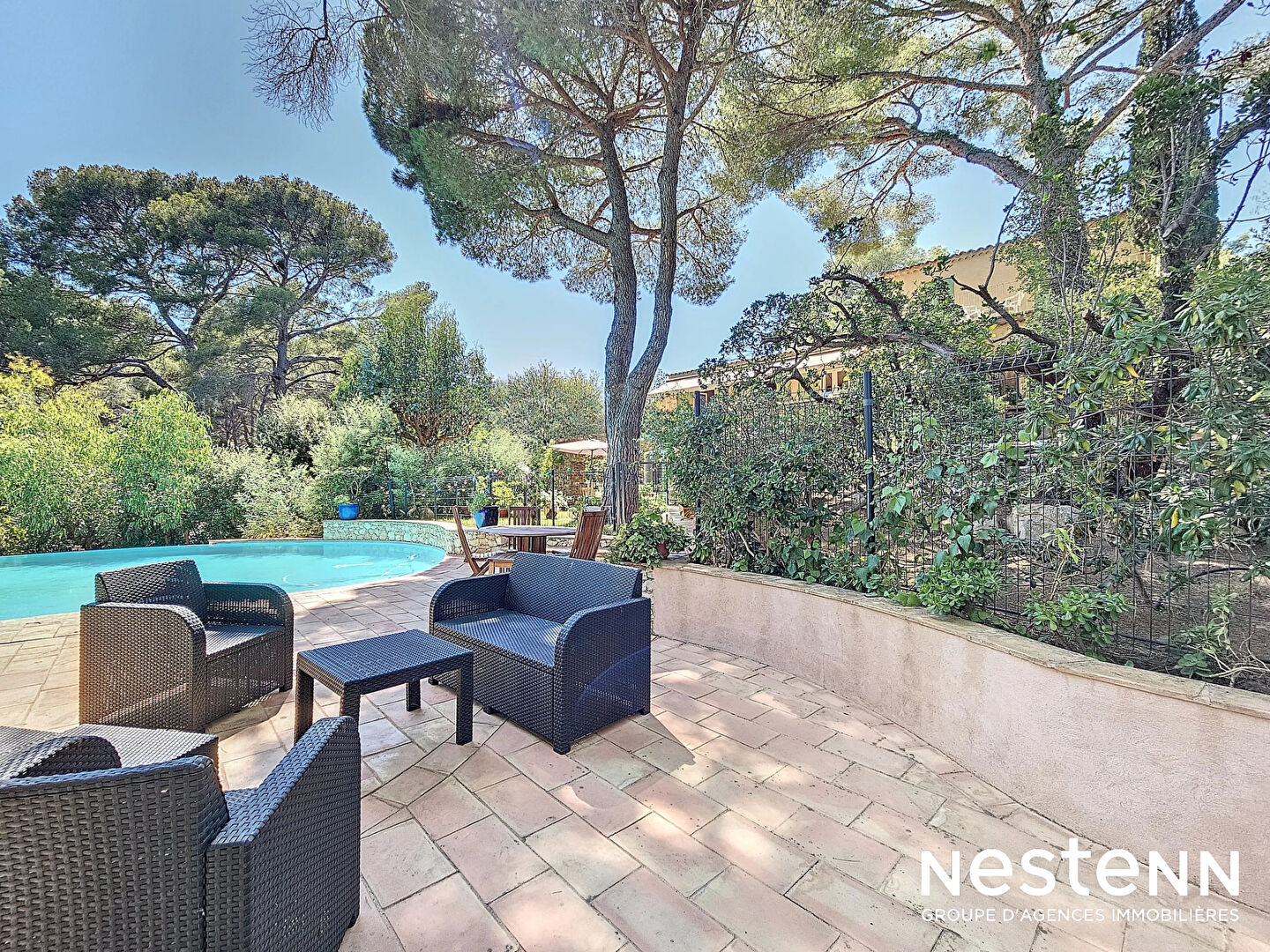 Villa Provençale avec piscine à débordement, dépendances et aperçu mer à Cavalaire-sur-Mer !