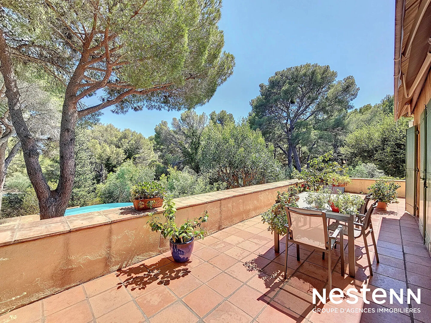 Villa Provençale avec piscine à débordement, dépendances et aperçu mer à Cavalaire-sur-Mer !