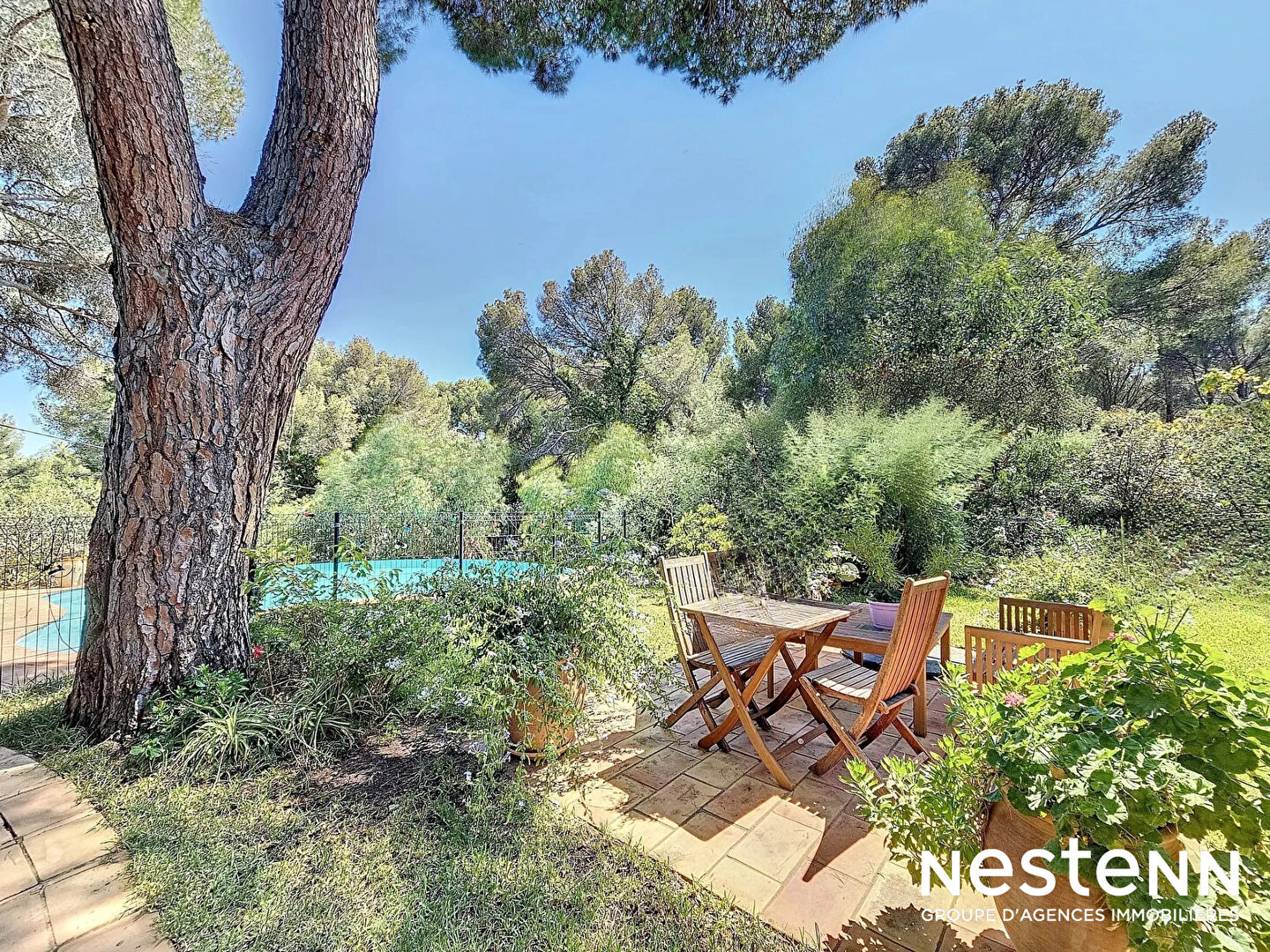 Villa Provençale avec piscine à débordement, dépendances et aperçu mer à Cavalaire-sur-Mer !