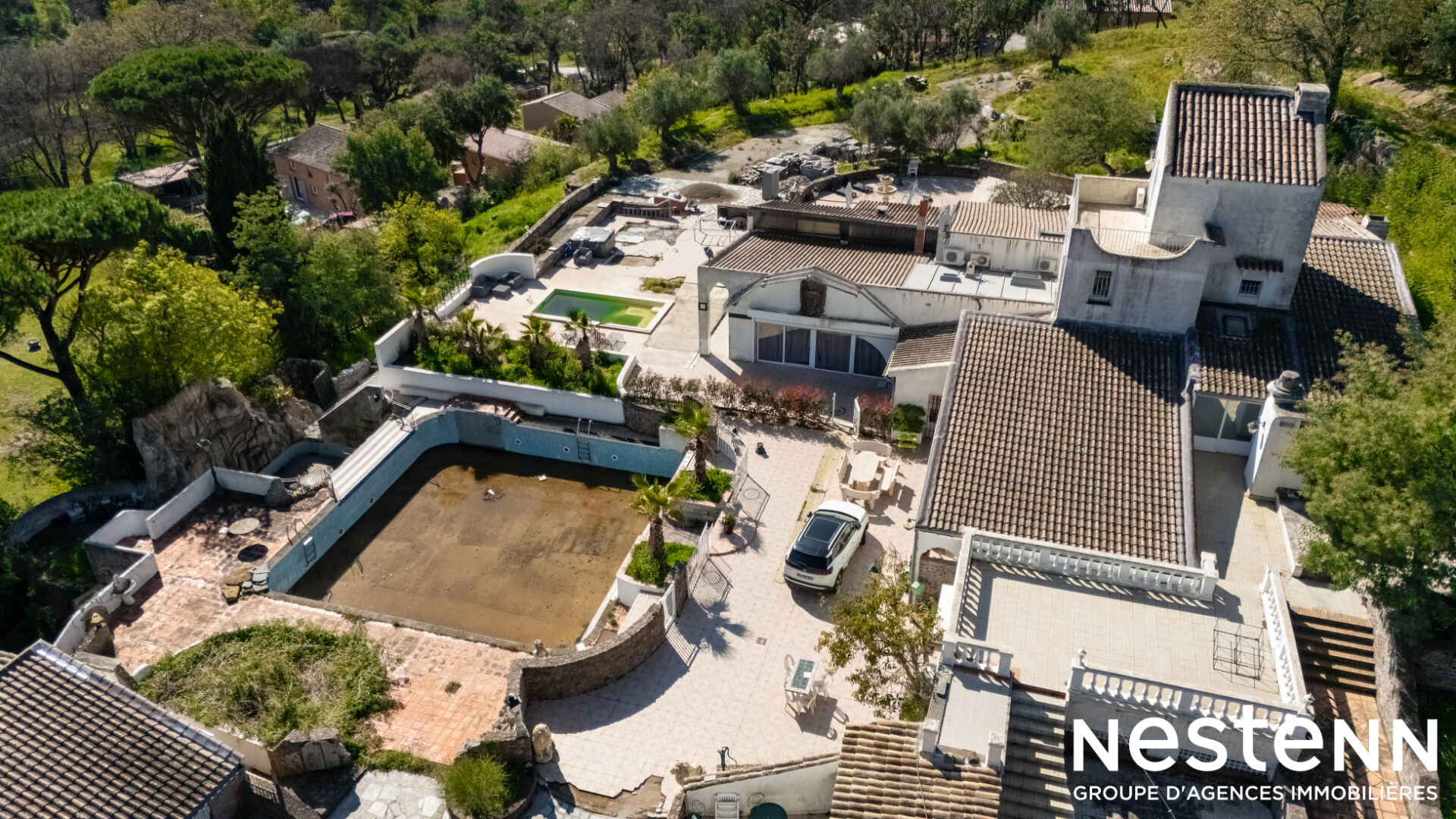 Propriété d'exception à Grimaud ? 600 m² de potentiel avec 3 piscines et plus de 7000 m² de terrain