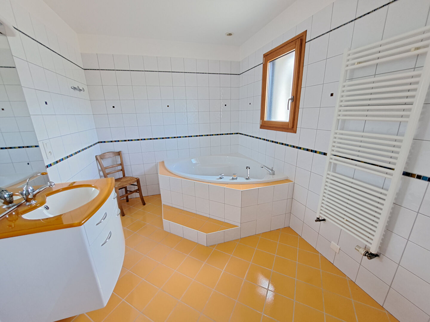 Trégunc - Magnifique Propriété avec piscine intérieure nichée au coeur d'un quartier prisé et résidentiel
