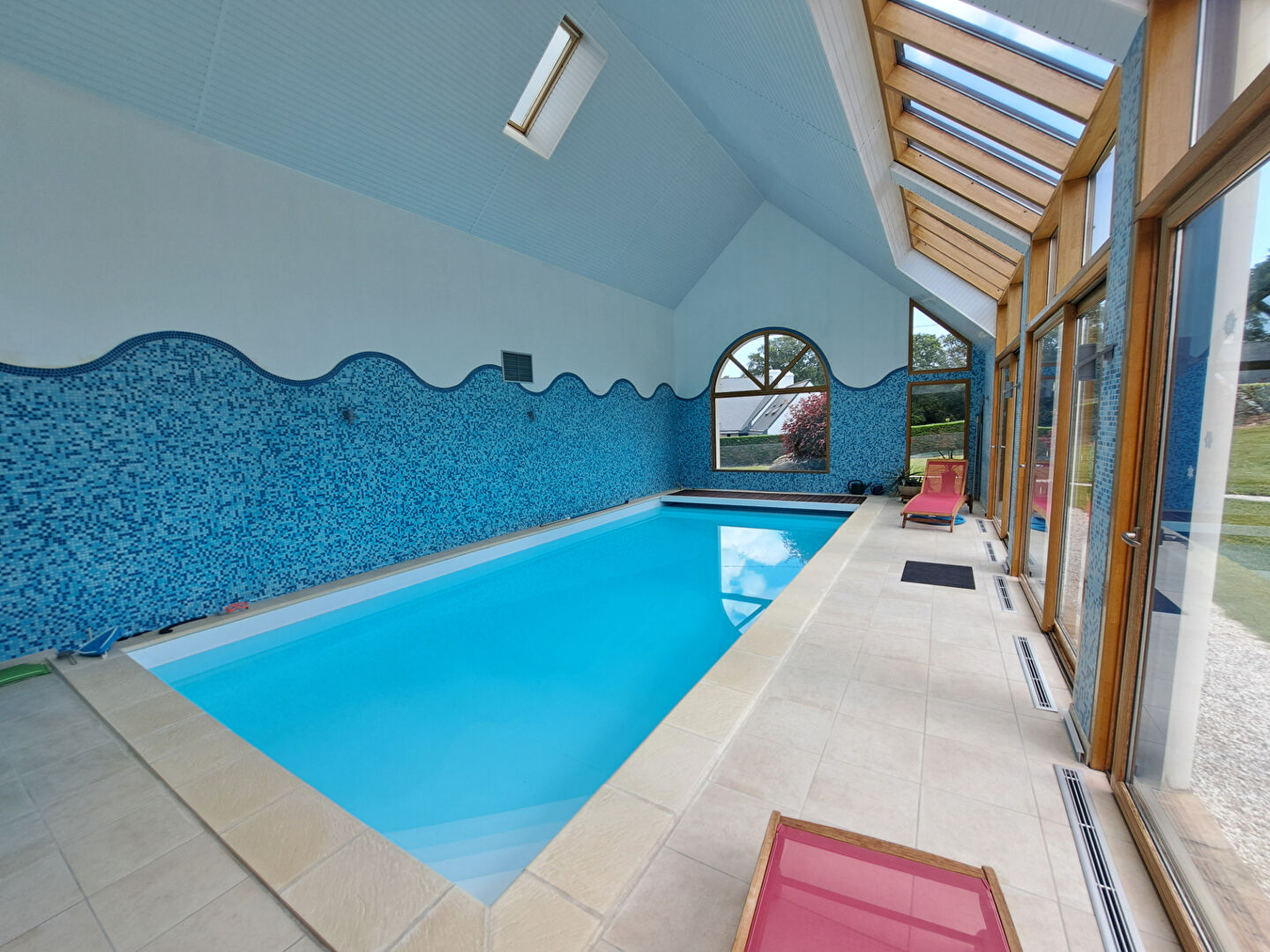 Trégunc - Magnifique Propriété avec piscine intérieure nichée au coeur d'un quartier prisé et résidentiel