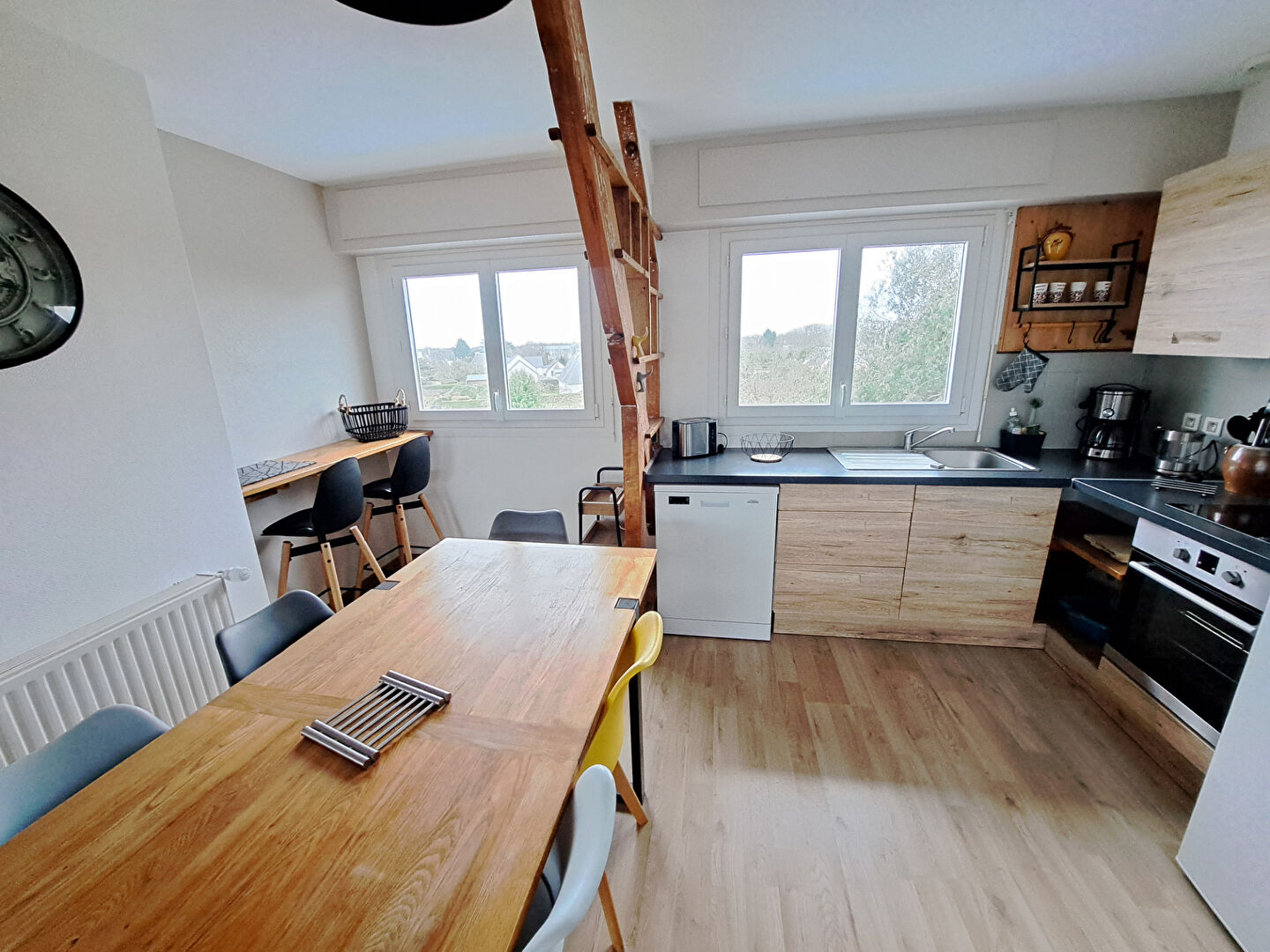 Appartement Névez 4 pièces  centre bourg à proximité immédiate des commodités avec piscine