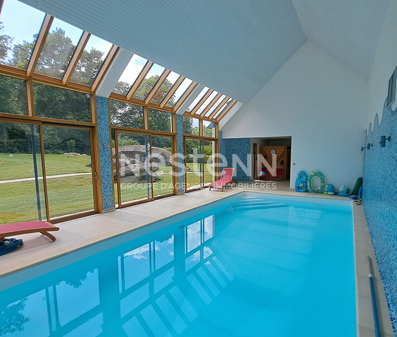 Trégunc - Magnifique Propriété avec piscine intérieure nichée au coeur d'un quartier prisé et résidentiel