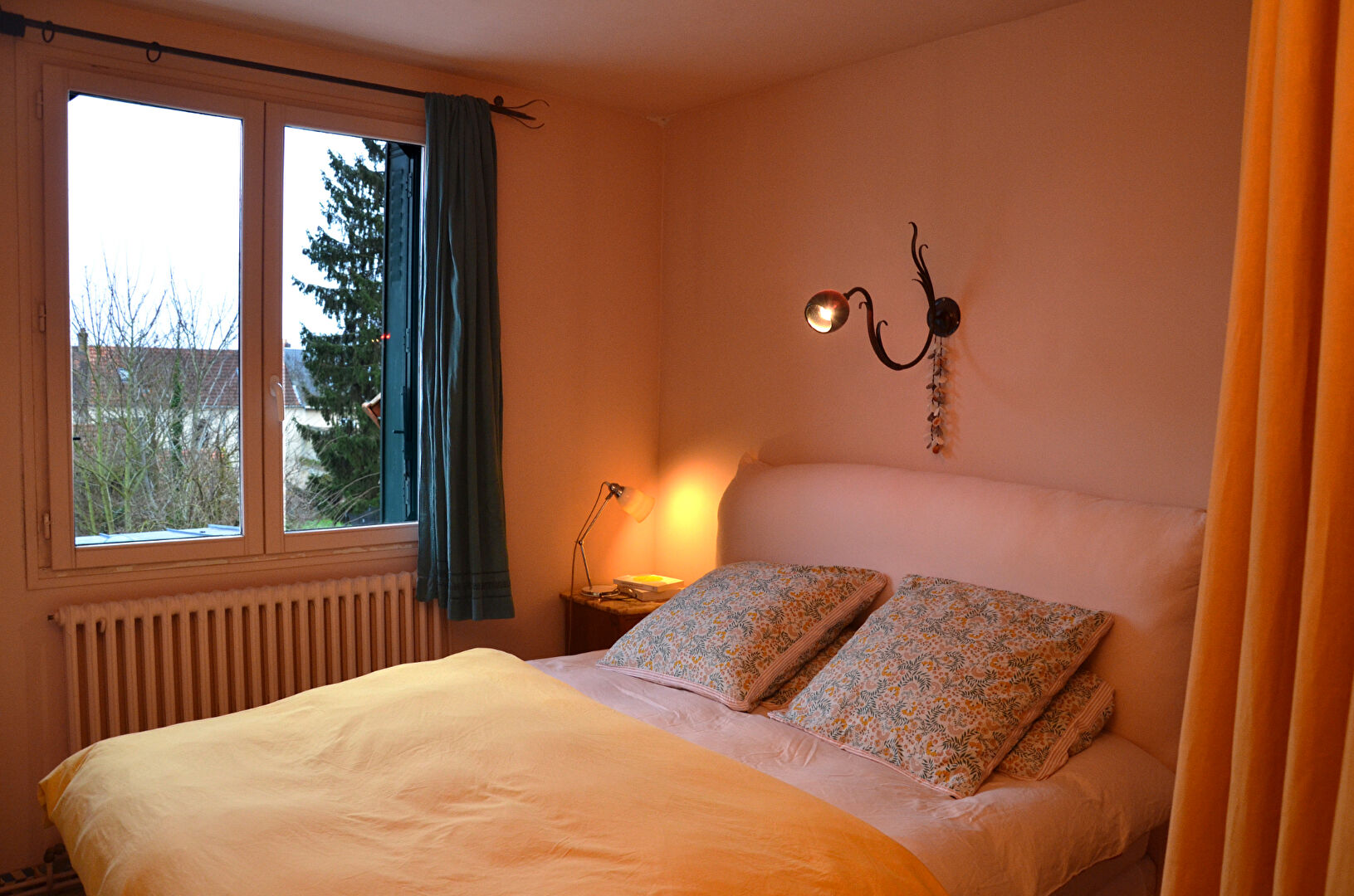 Maison de charme en centre-ville d'Etrechy 4 chambres avec un jardin clos de murs, RER C à 600 mètres, écoles à pieds