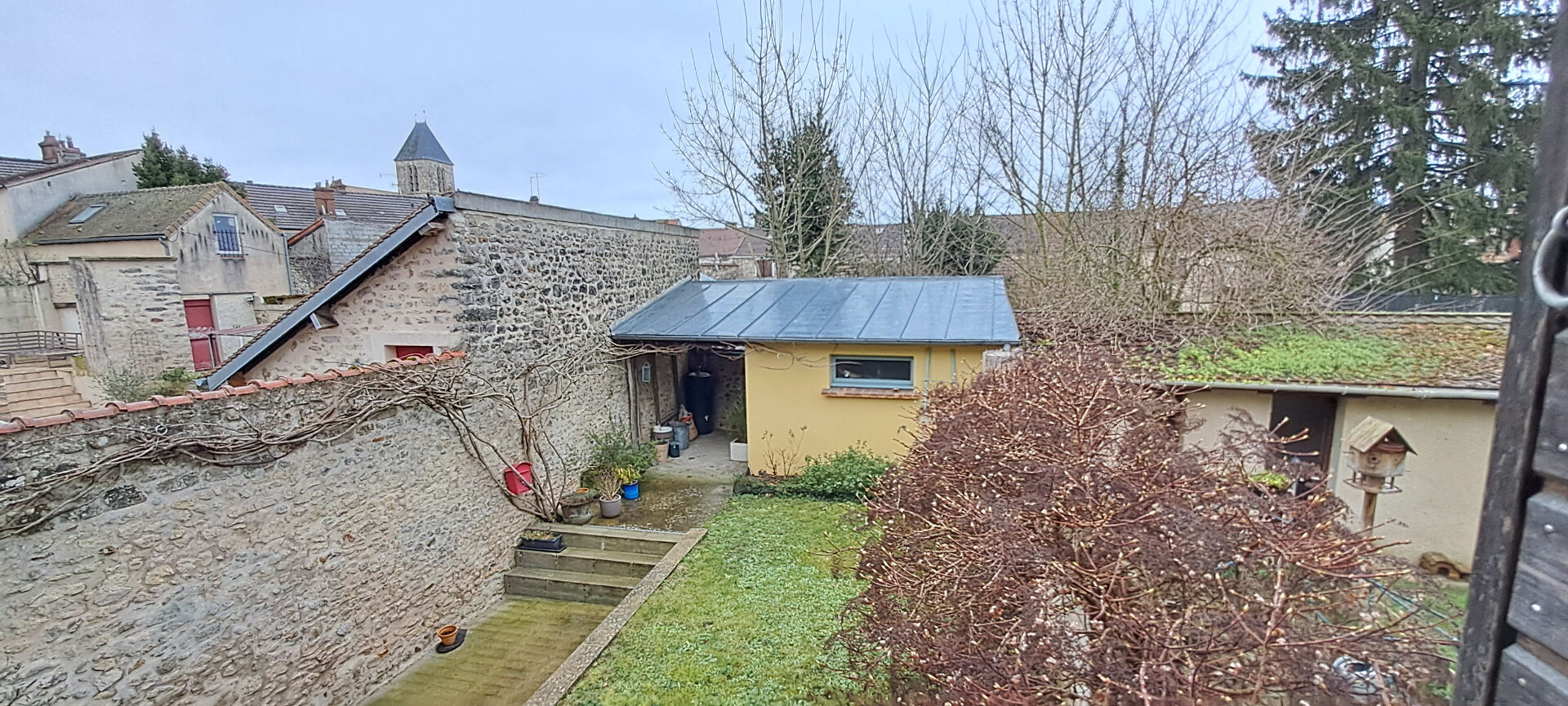 Maison de charme en centre-ville d'Etrechy 4 chambres avec un jardin clos de murs, RER C à 600 mètres, écoles à pieds