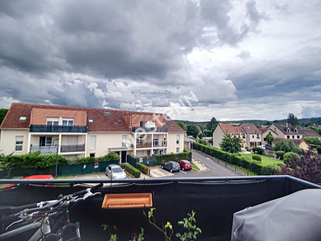Appartement trois pièces Etrechy proche gare rer c et école avec ascenseur et balcon.