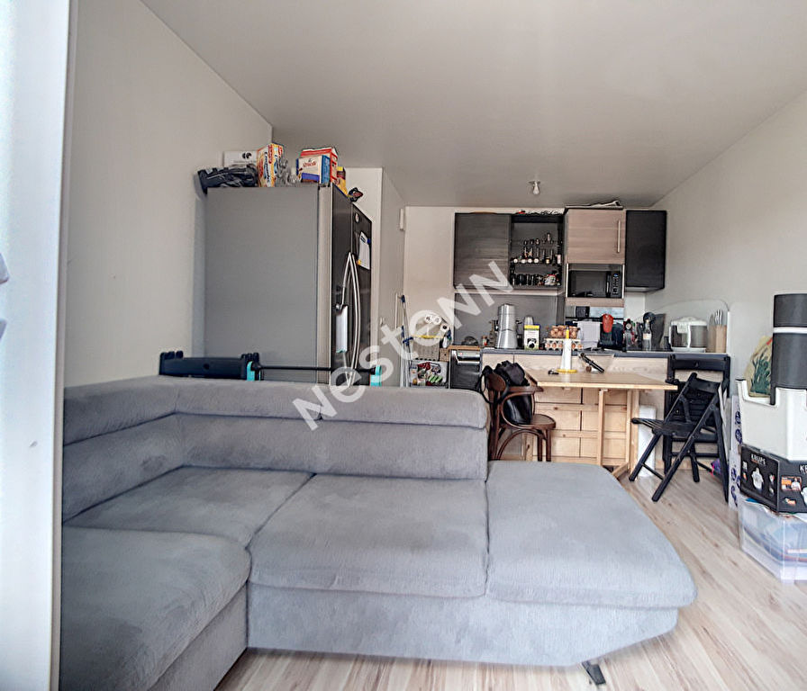 Appartement trois pièces Etrechy proche gare rer c et école avec ascenseur et balcon.