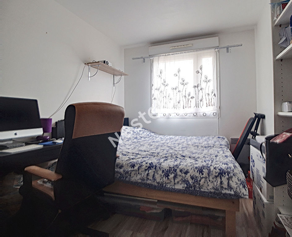 Appartement trois pièces Etrechy proche gare rer c et école avec ascenseur et balcon.
