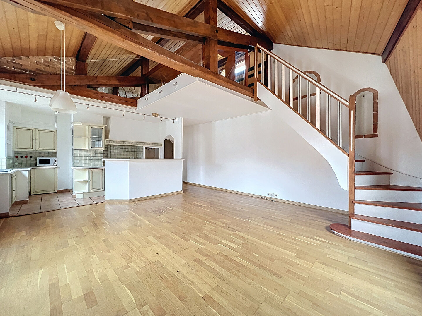 Appartement 3 pièces de plus de 85m² en plein centre ville d'Evian, proche embarcadère