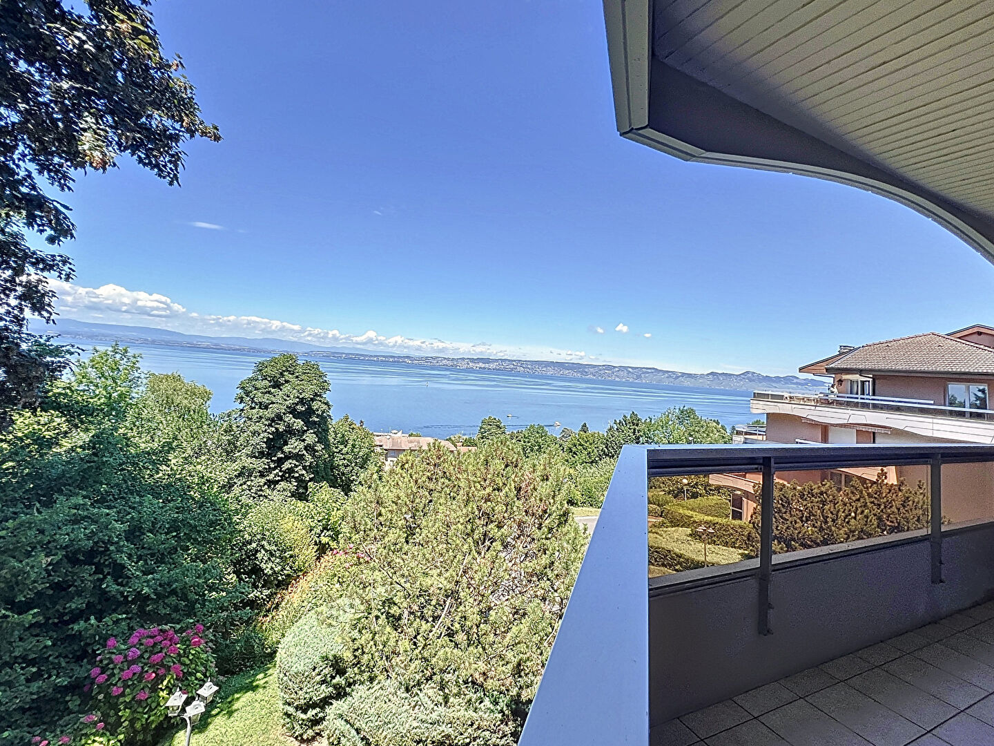Superbe T3 modifiable en T4 de 100 m2 à EVIAN avec vue imprenable sur le lac Léman