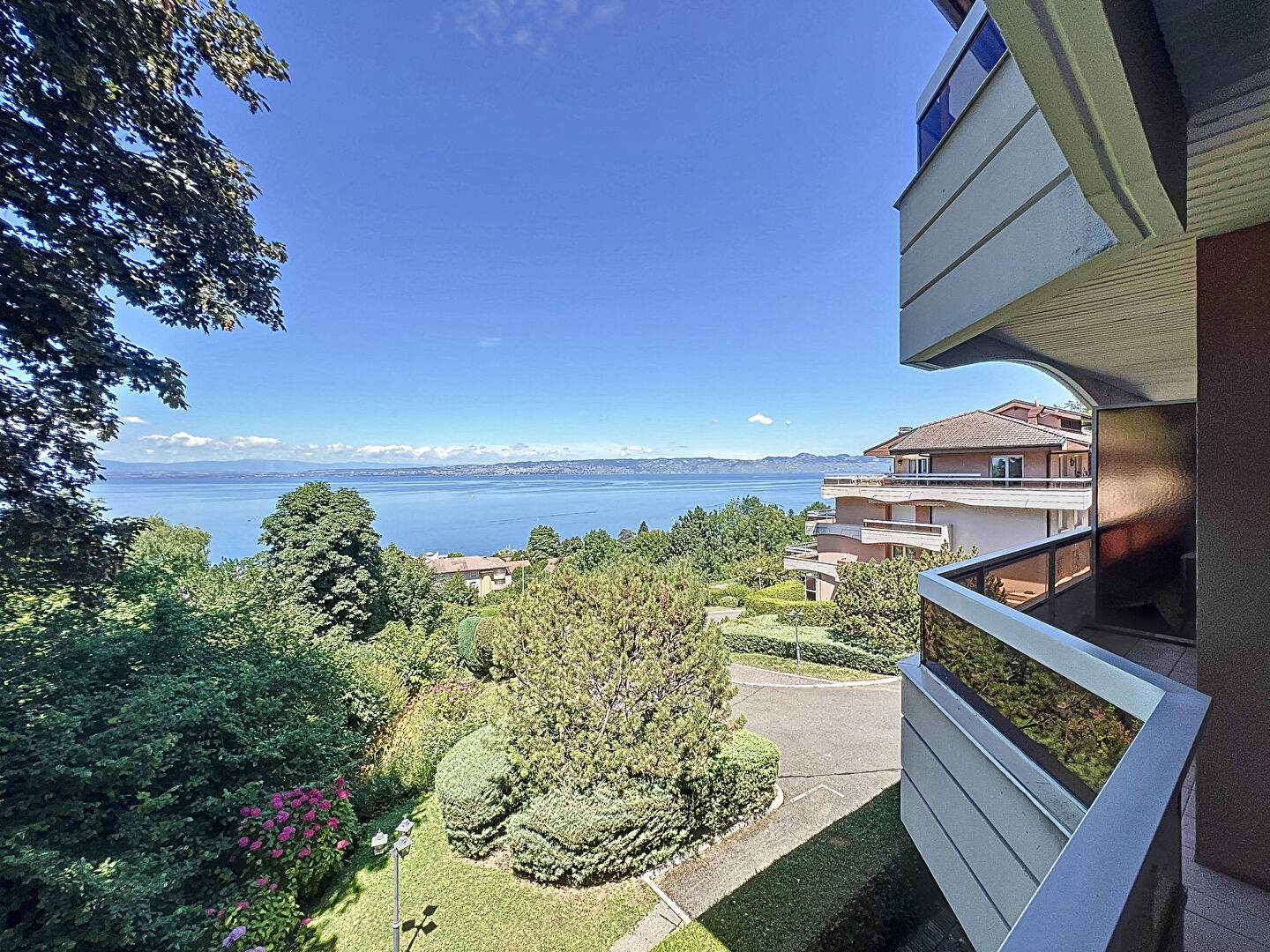 Superbe T3 modifiable en T4 de 100 m2 à EVIAN avec vue imprenable sur le lac Léman