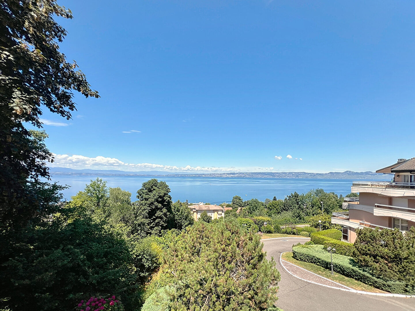 Superbe T3 modifiable en T4 de 100 m2 à EVIAN avec vue imprenable sur le lac Léman