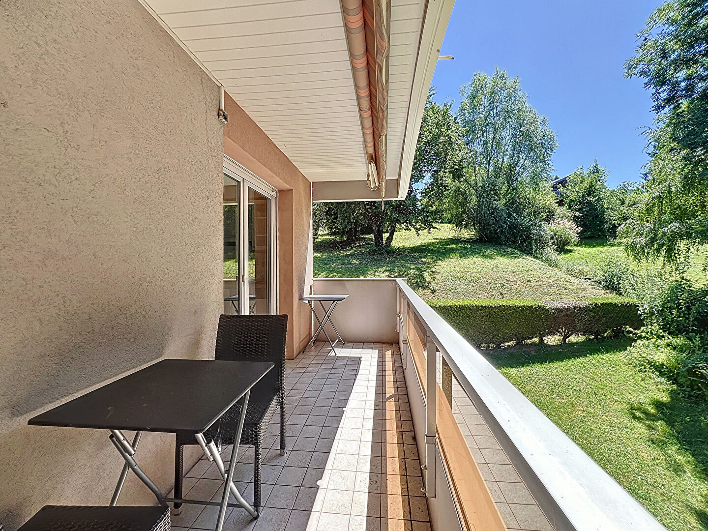 Superbe T3 modifiable en T4 de 100 m2 à EVIAN avec vue imprenable sur le lac Léman