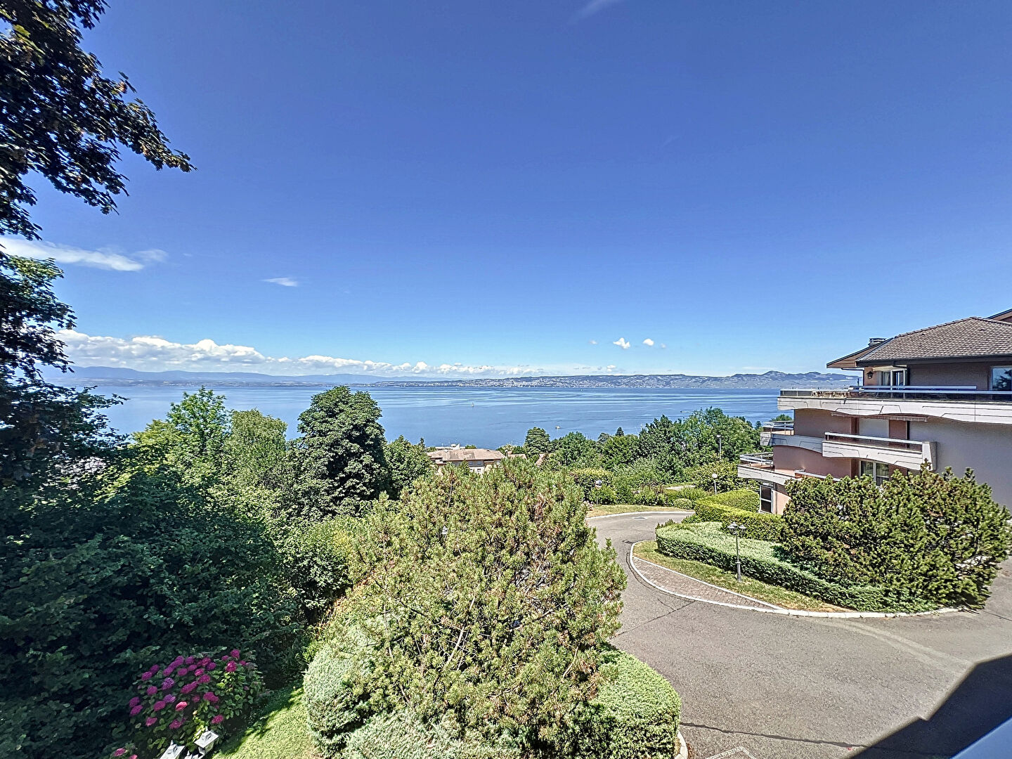 Superbe T3 modifiable en T4 de 100 m2 à EVIAN avec vue imprenable sur le lac Léman