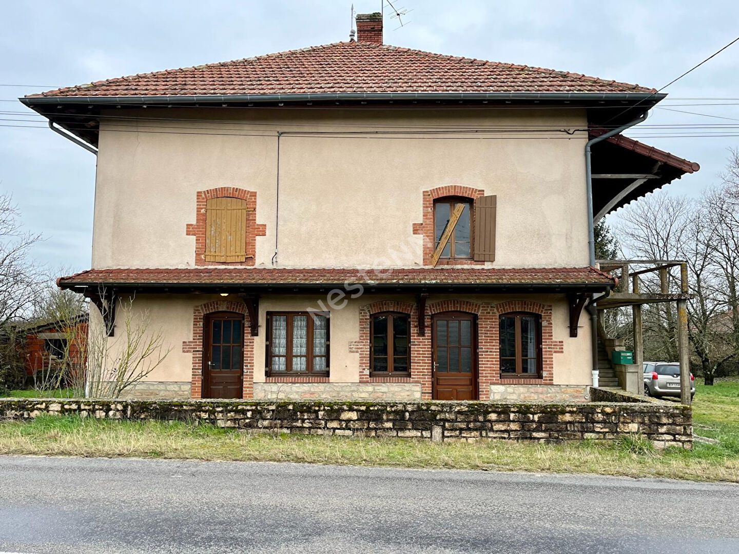 Bâtisse familiale à rénover avec dépendances entre Tournus et Louhans