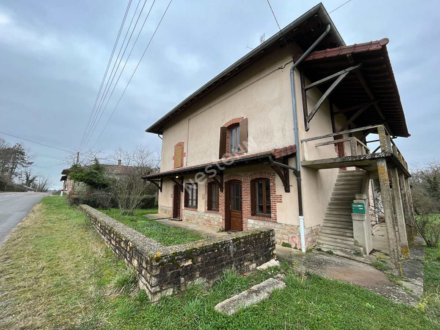 Bâtisse familiale à rénover avec dépendances entre Tournus et Louhans