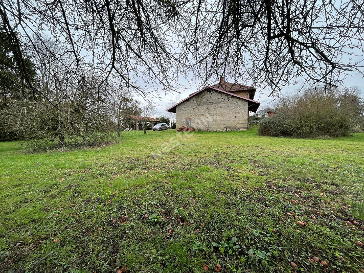 Bâtisse familiale à rénover avec dépendances entre Tournus et Louhans