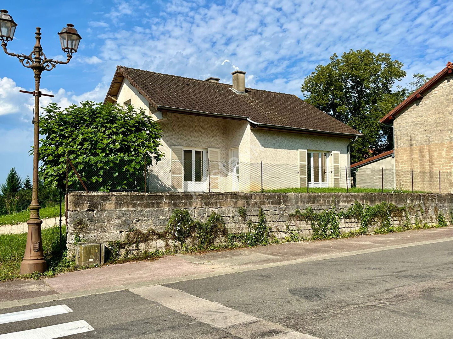 Villa sur sous-sol en plein coeur d'un village toutes commodités autoroute à 10mn