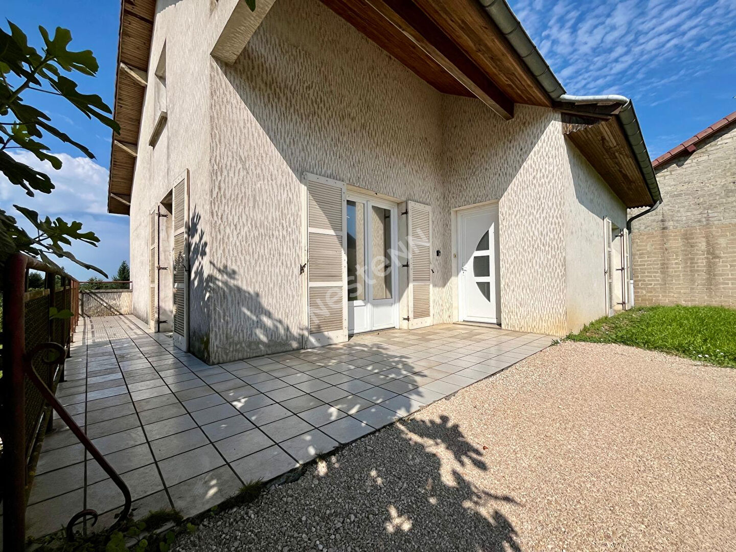 Villa sur sous-sol en plein coeur d'un village toutes commodités autoroute à 10mn