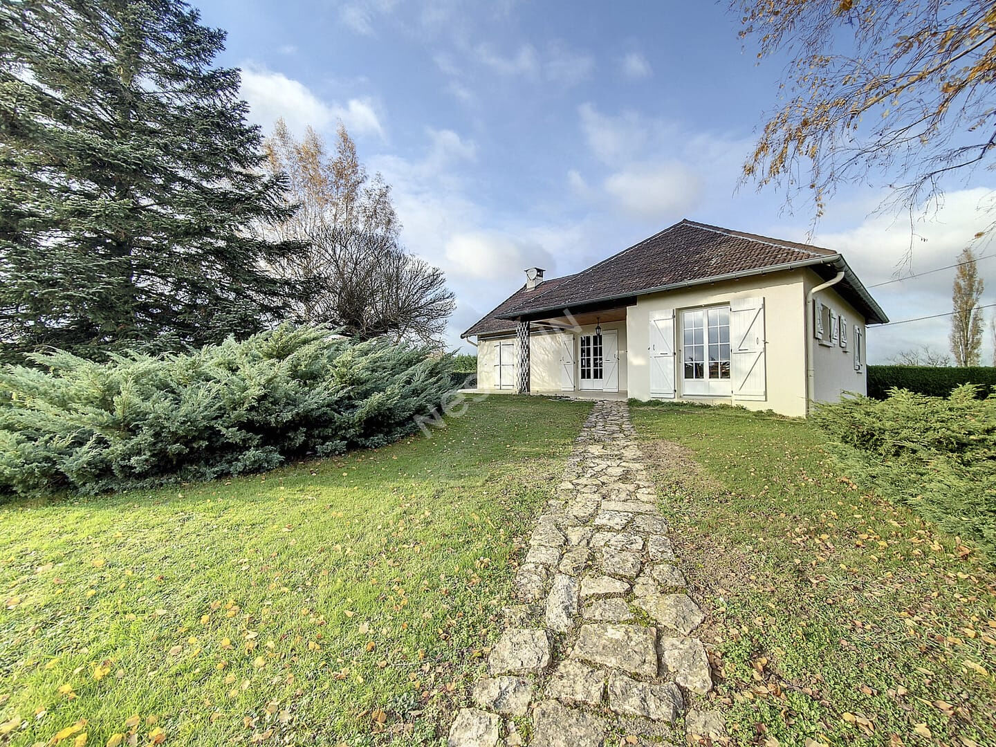 Agréable villa sur sous sol, 3 chambres sur plus de 2000m2 terrain proche Tournus