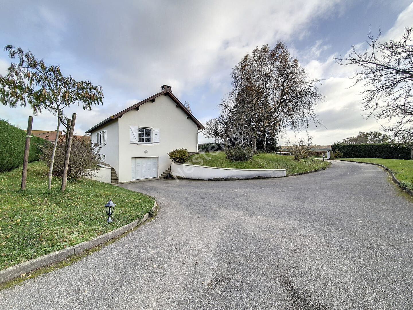 Agréable villa sur sous sol, 3 chambres sur plus de 2000m2 terrain proche Tournus