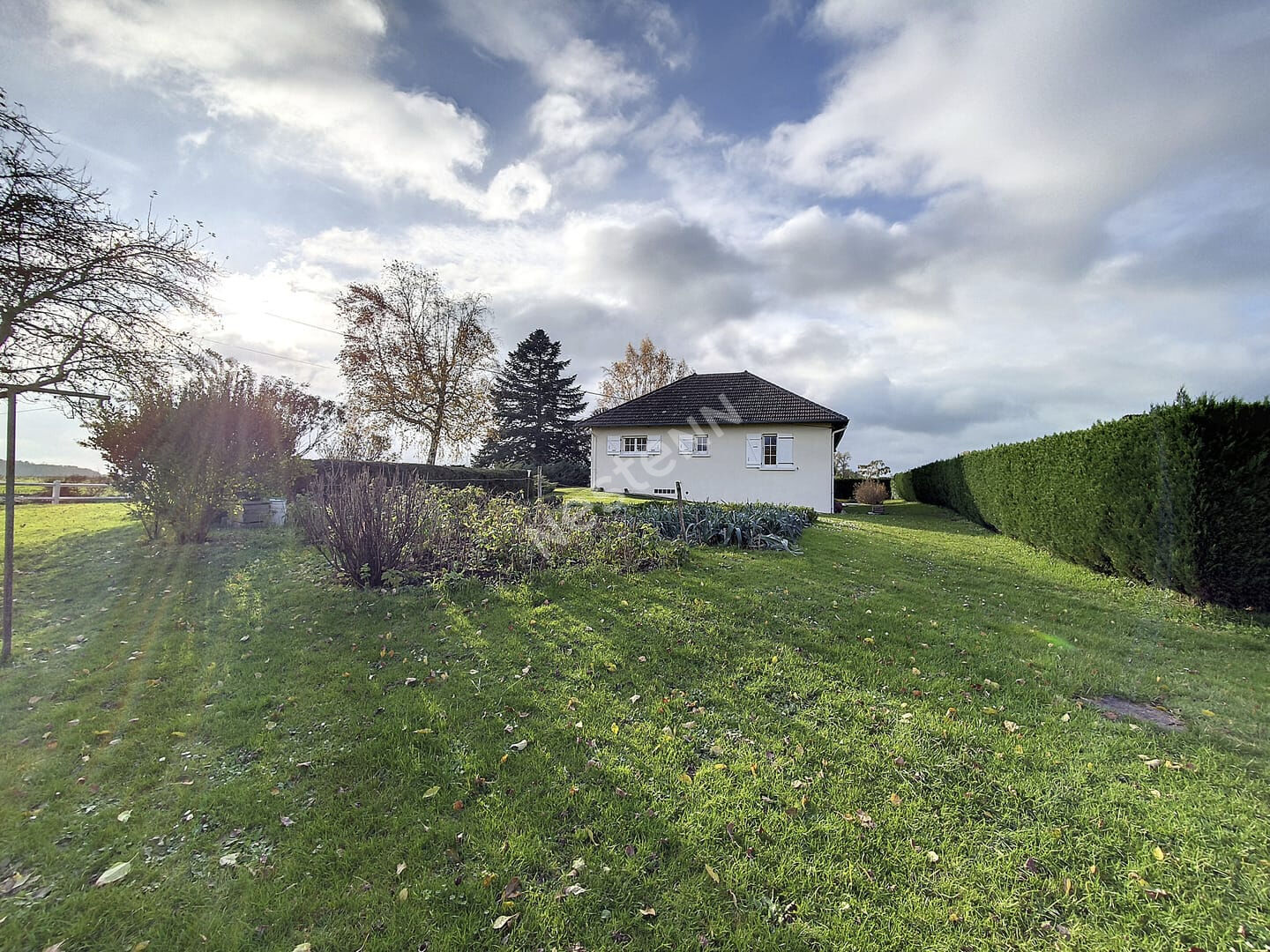 Agréable villa sur sous sol, 3 chambres sur plus de 2000m2 terrain proche Tournus