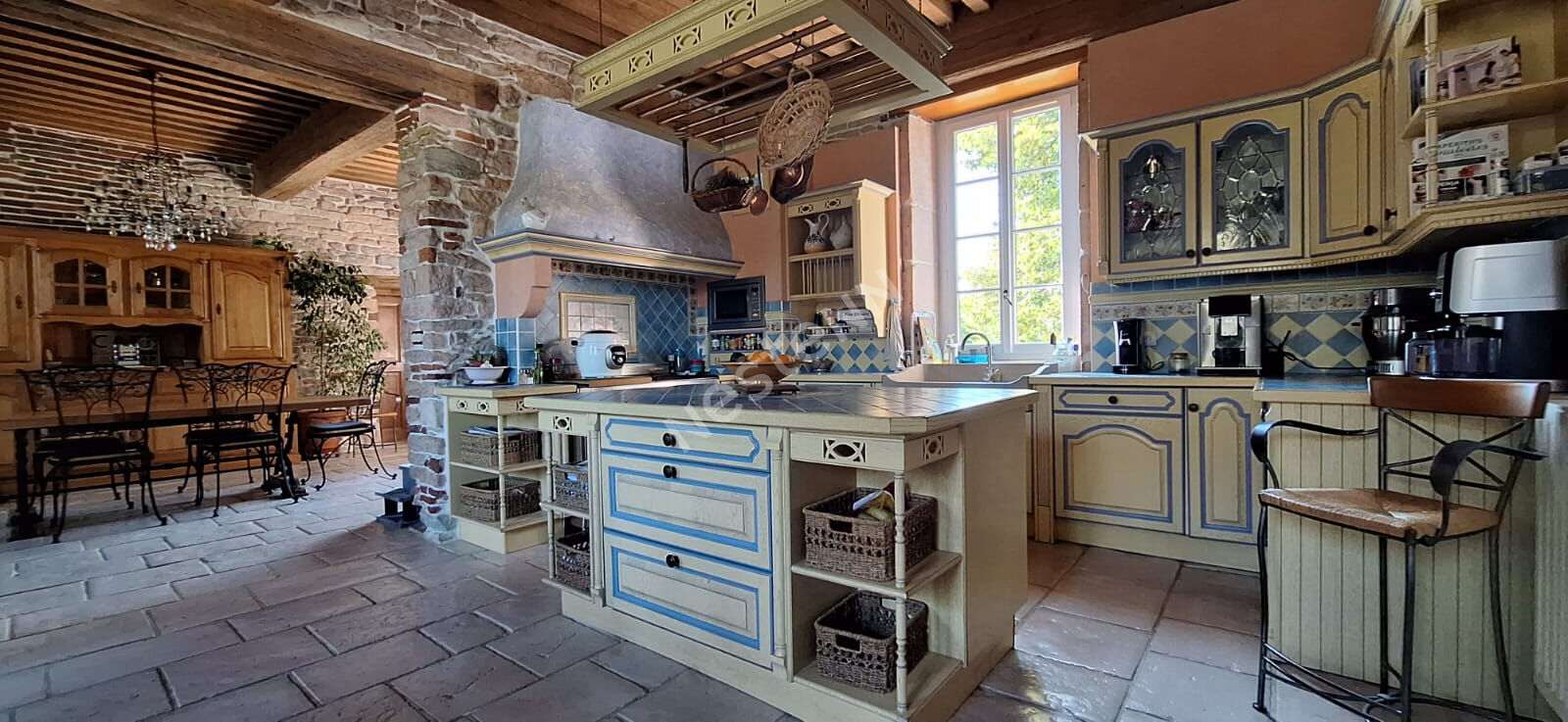 Superbe propriété de caractère, maison familiale offrant 5 chambres et un agréable terrain arboré