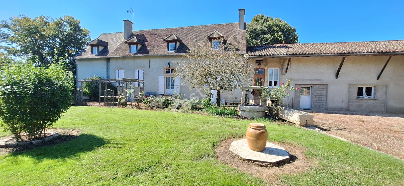 Superbe propriété de caractère, maison familiale offrant 5 chambres et un agréable terrain arboré