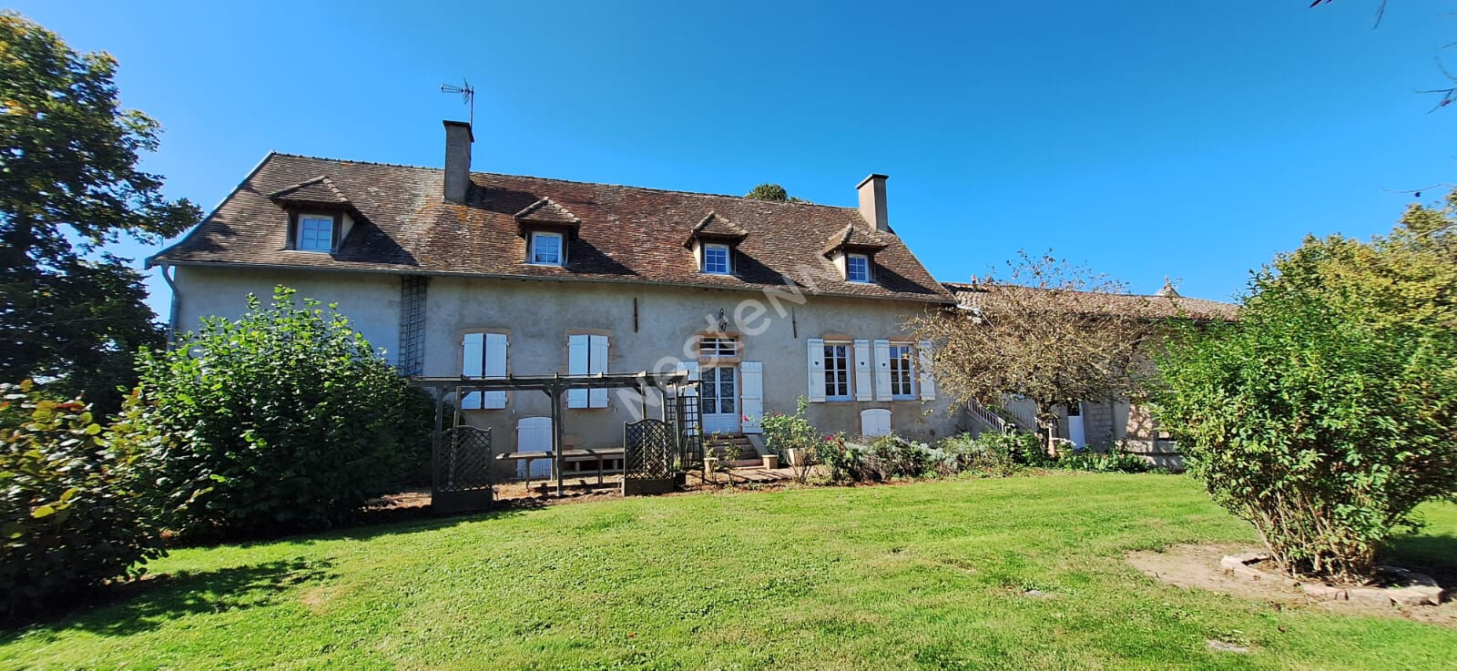 Superbe propriété de caractère, maison familiale offrant 5 chambres et un agréable terrain arboré