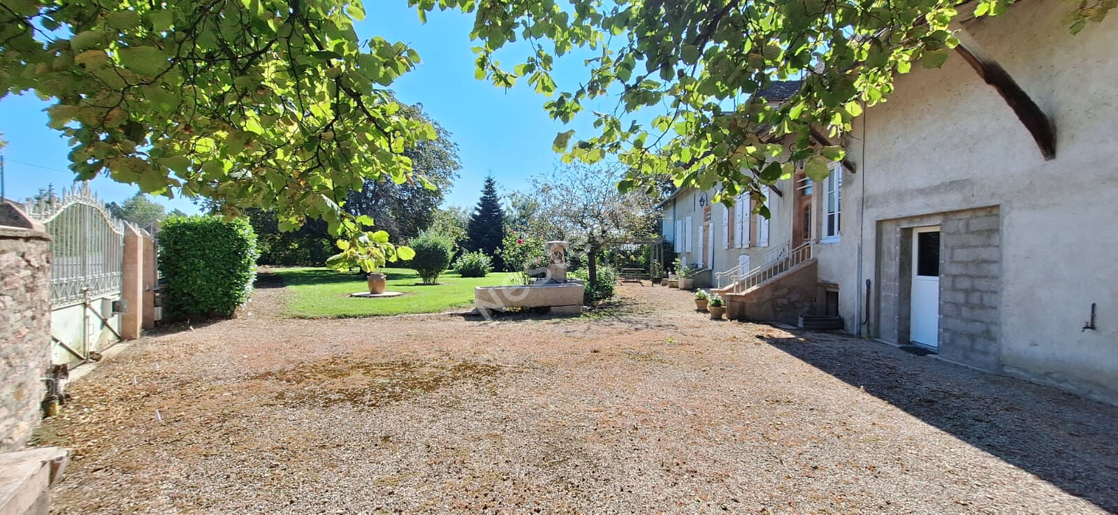 Superbe propriété de caractère, maison familiale offrant 5 chambres et un agréable terrain arboré