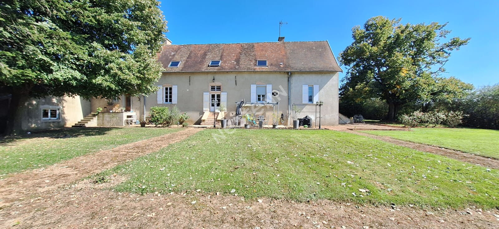 Superbe propriété de caractère, maison familiale offrant 5 chambres et un agréable terrain arboré