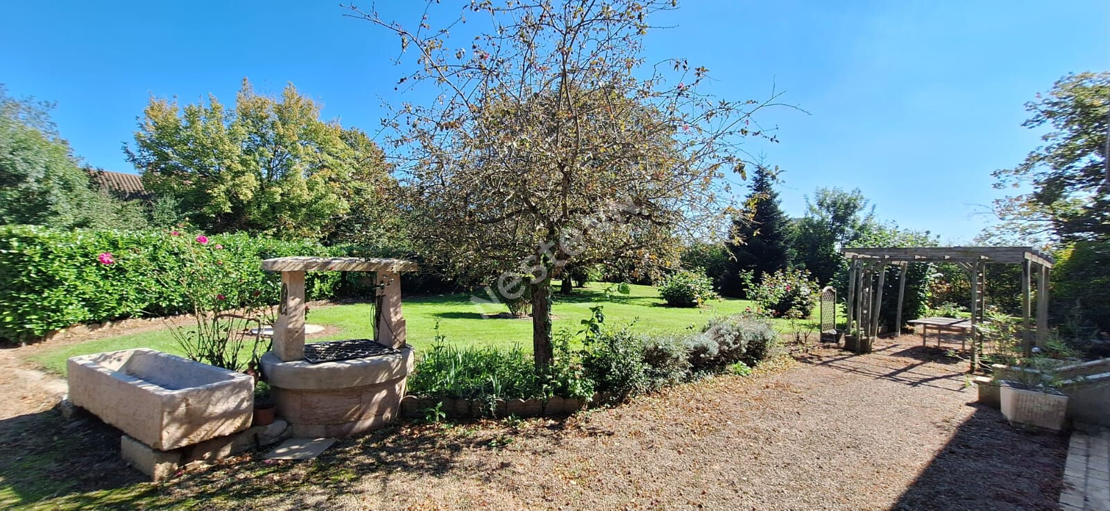Superbe propriété de caractère, maison familiale offrant 5 chambres et un agréable terrain arboré